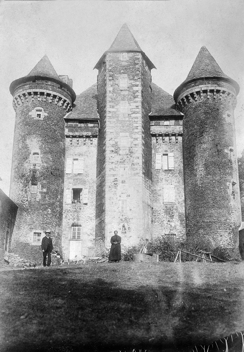Personnes devant le château (castèl) du Bousquet