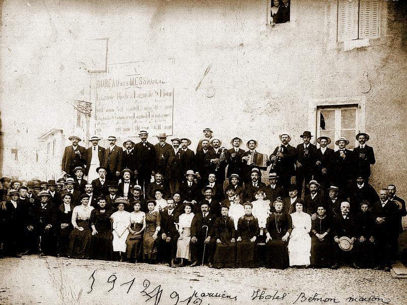 Rassemblement de Parisiens (Parisencs) et de Laguiolais (Laguiòlas) avec joueurs de cabrette (cabretaires) et accordéoniste (acordeonista) devant l'hôtel Belmon, 1912