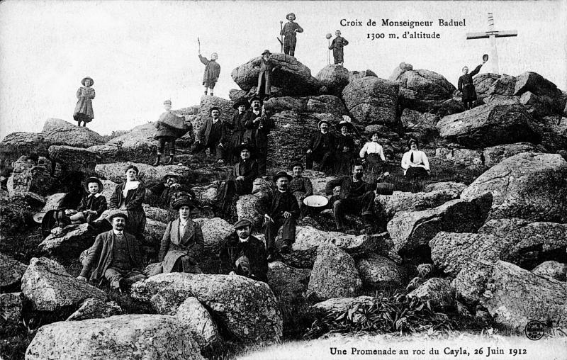 Croix de Monseigneur Baduel 1300 m. d'altitude Une Promenade au roc du Cayla, 26 juin 1912