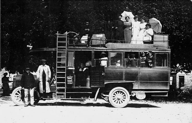 Autobus avec personnes sur l'impériale, en Aubrac (secteur de Laguiole)