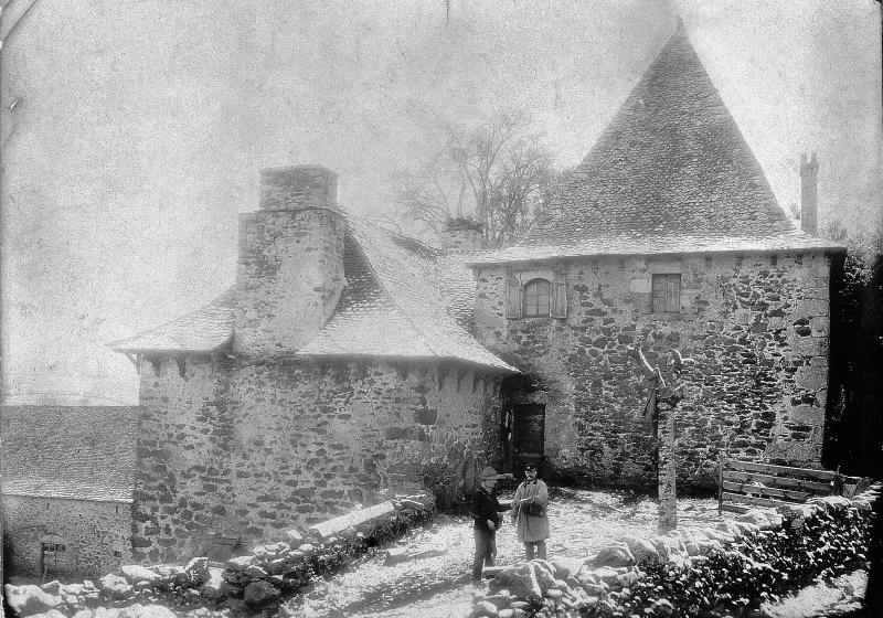 Facteur (portur) distribuant du courrier dans la neige (nèu) devant une maison (ostal), à Amber, 1910