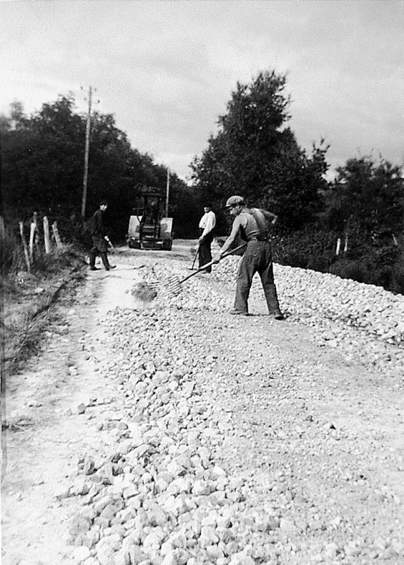 Hommes empierrant une chaussée, à Crozillac, 1957