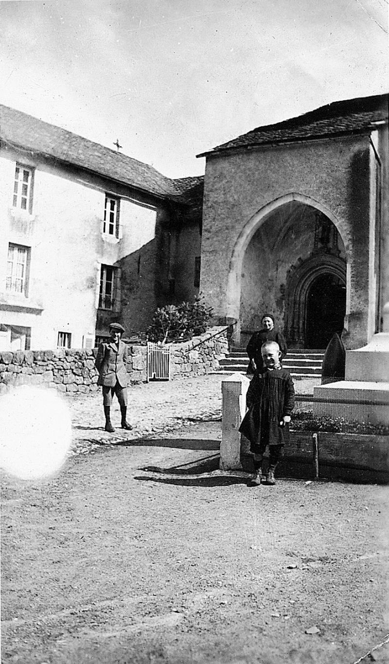  Sonneuse de cloche (campanièira) devant porche de l'église (glèisa), 1932-1933