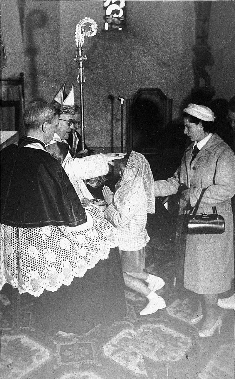 Evêque (evesque) confirmant une jeune fille, 1961