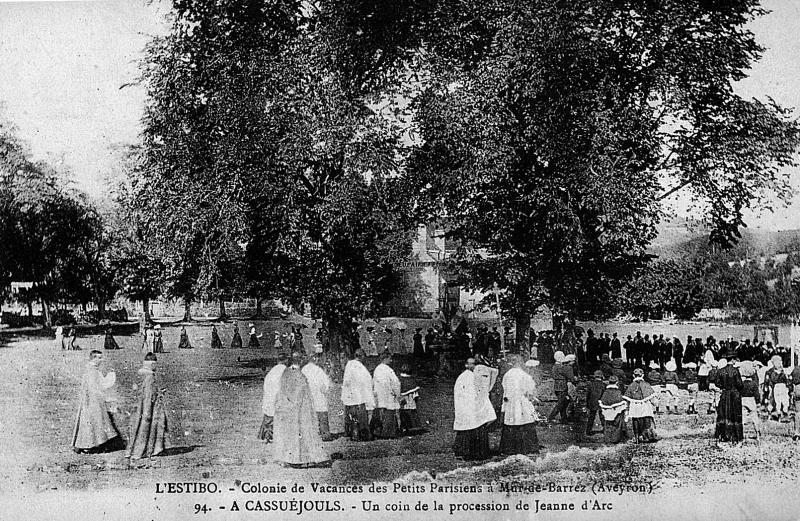 L'ESTIBO. - Colonie de Vacances des Petits Parisiens à Mur-de-Barrez (Aveyron) 94. - A CASSUEJOULS - Un coin de la procession de Jeanne d'Arc