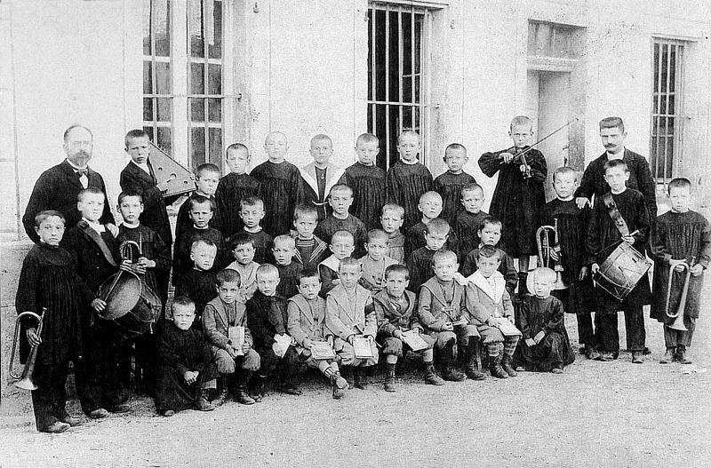 Ecole (escòla) publique des garçons avec des instruments de musique, 1902