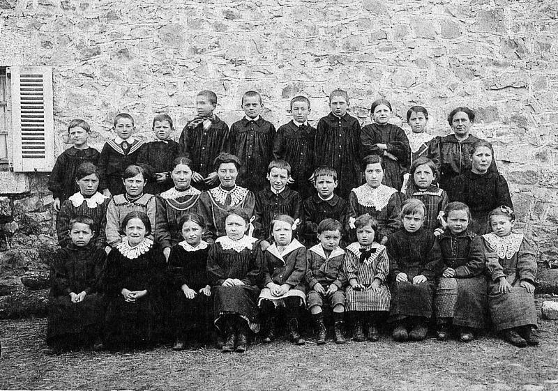 Ecole (escòla) mixte, à Crozillac, vers 1920