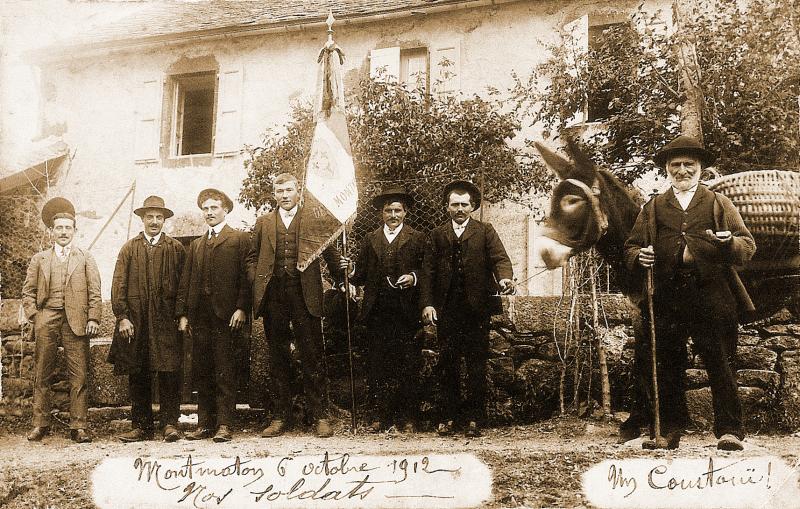 Conscrits et un habitant de la vallée (Costovin) avec un âne (ase), à Marmaton, 6 octobre 1912