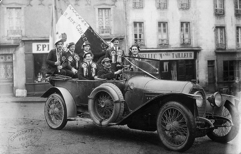 Conscrits et accordéoniste (acordeonista) dans une automobile (veitura), 1926