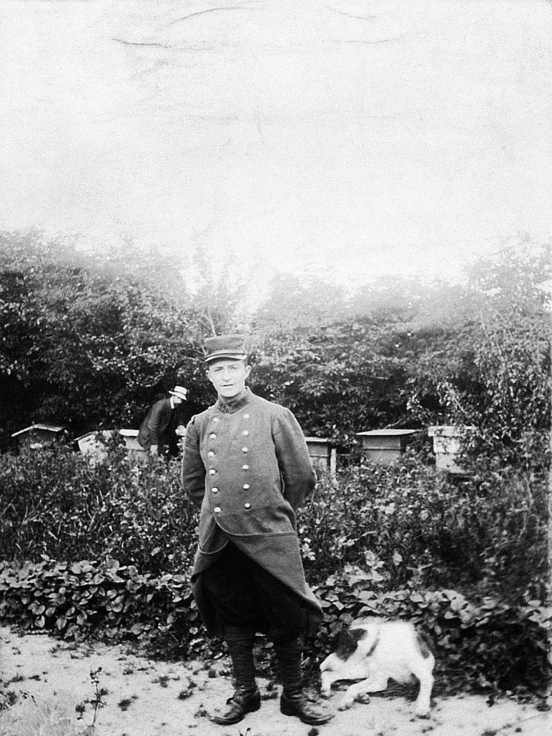 Soldat et homme devant ruches (bornhons), 1916