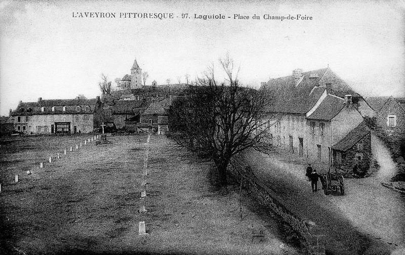 L'AVEYRON PITTORESQUE – 97. Laguiole - Place du Champ-de-Foire