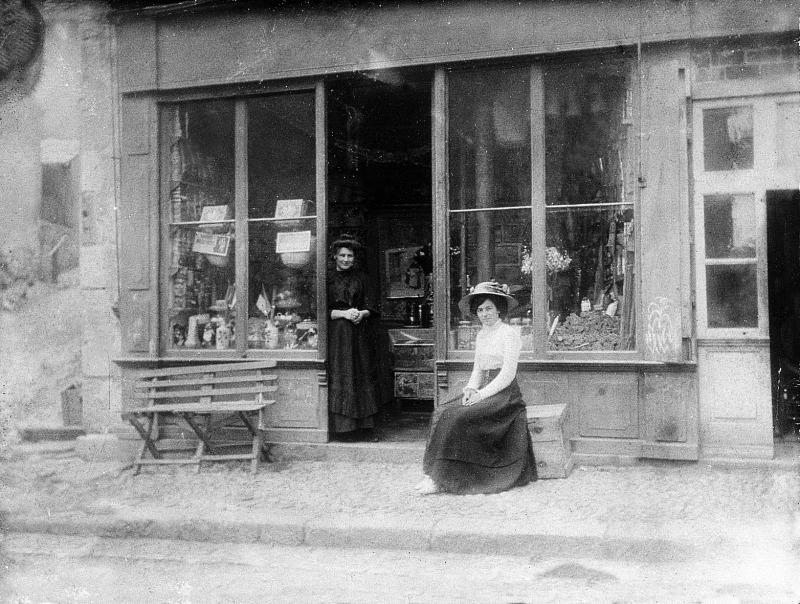 Deux femmes devant une épicerie (espiçariá), 1910