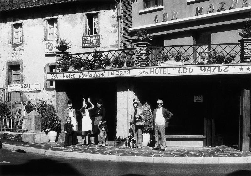 Famille Bras devant bar, hôtel, restaurant Lou Mazuc, 1977