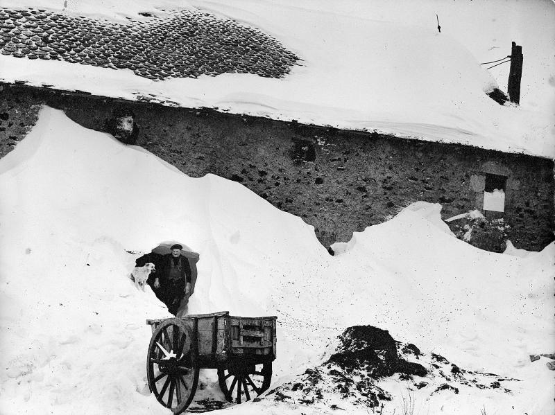 Homme, char (carri) et tas de fumier (fomeron) dans la neige (nèu), aux Vergnes, 1954