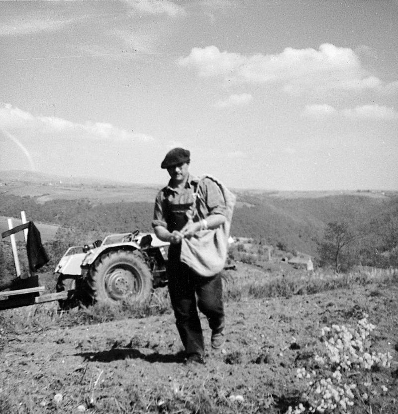 Homme ensemençant à la volée un champ (camp, pèça), à La Vitarelle, 1963