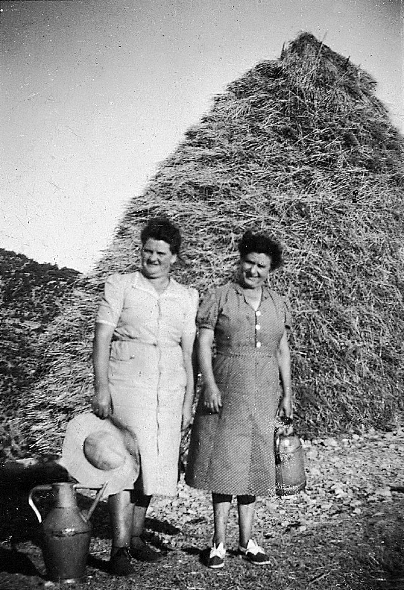 Deux femmes avec arrosoirs devant gerbier (plonjon), au Bousquet, 1950