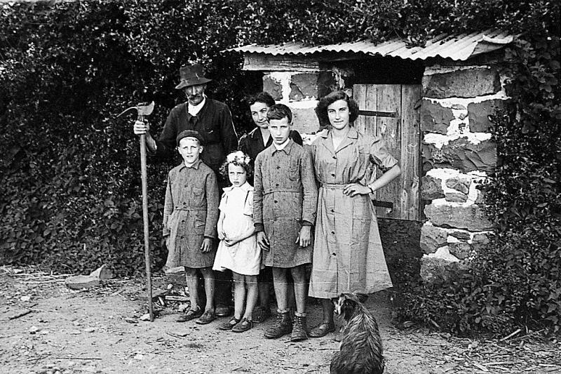 Famille Pradel devant un puits (potz), à La Bessière, 1952