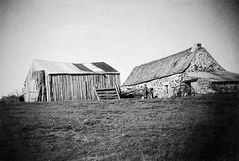 Buronnier (montanhièr) devant un buron (masuc) et un hangar en bois et tôle, au Drelhièr, commune de Saint-Urcize (15), 1948