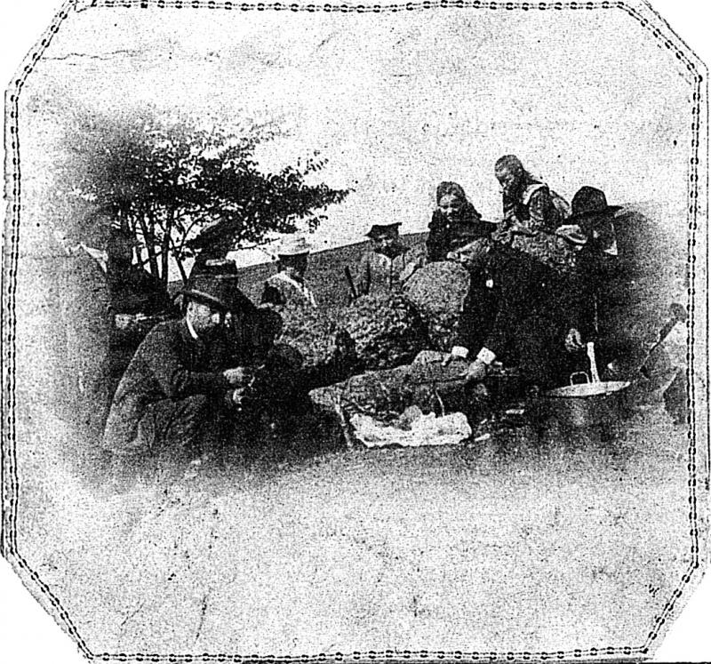 Dégustation en plein air d'un aligot (cuècha), à Servel, 1909