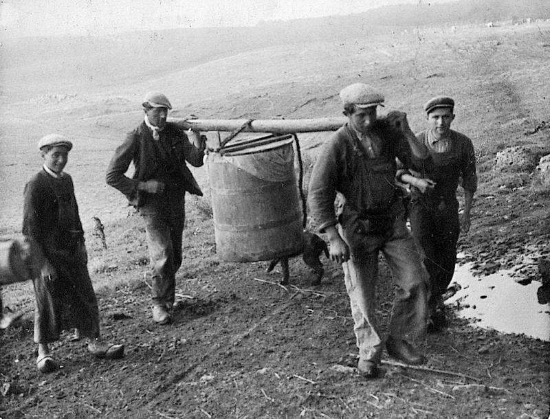 Transport à dos d'homme de la gerle (gèrla), aux Landes du Puech, 1941