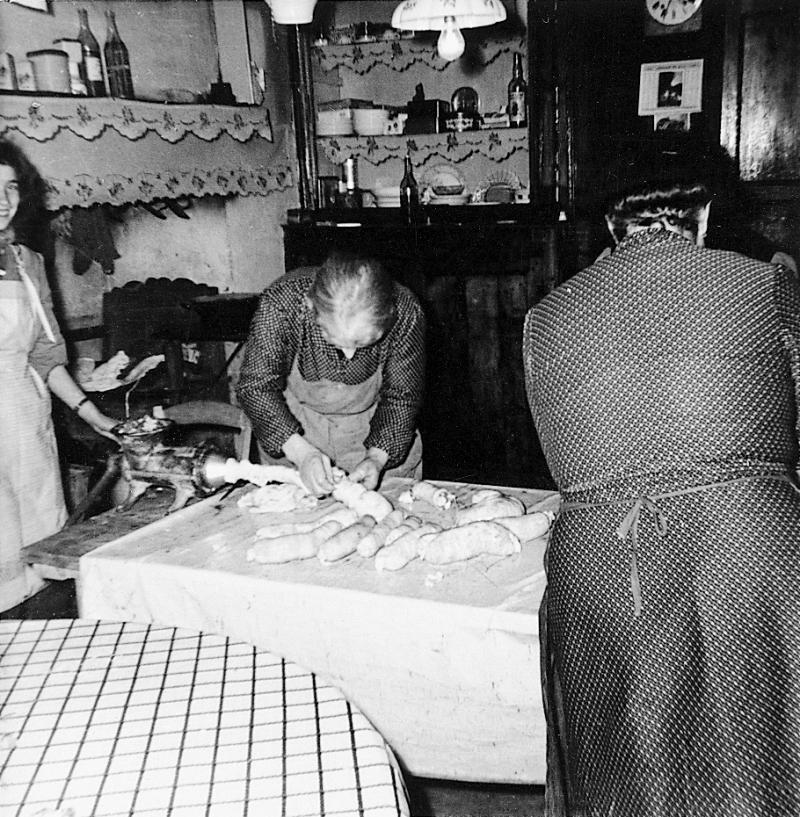 ​Abattage (masèl) du cochon (pòrc, tesson) : fabrication des saucissons (salsissòts), à Mouilhac, vers 1953