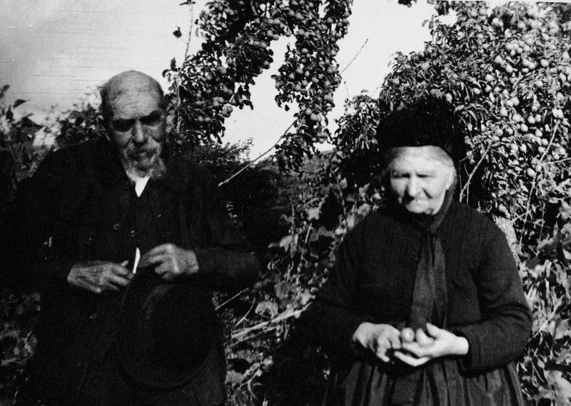 Couple mangeant des pommes (pomas), à Saint-Rémy Bedène, 1880