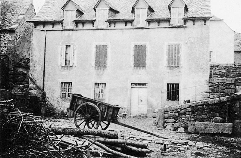 Char (carri) devant maison (ostal), à Albès, 1942