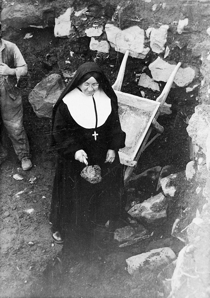 Pose par une religieuse (sòrre, sur) de la première pierre de la maison de retraite (ostal de retirada), 1961