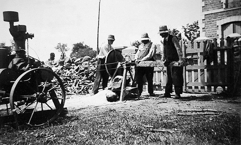  Trois hommes débitant du bois de chauffage (lenha) avec scie circulaire et locomobile (caufusa), à Soulaquet, 1936