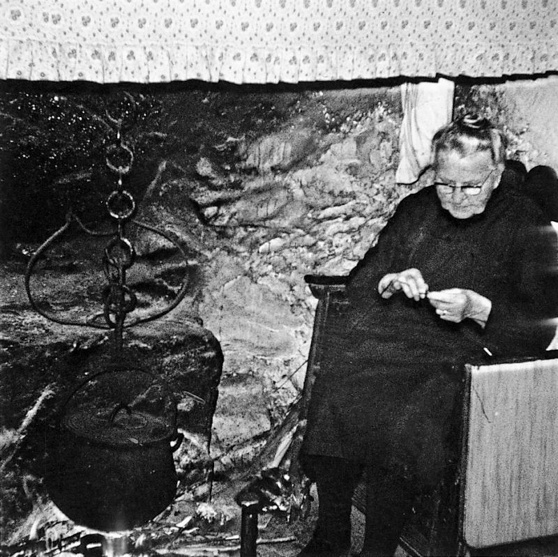 Grand-mère tricotant au coin du feu (canton), au Cayrel