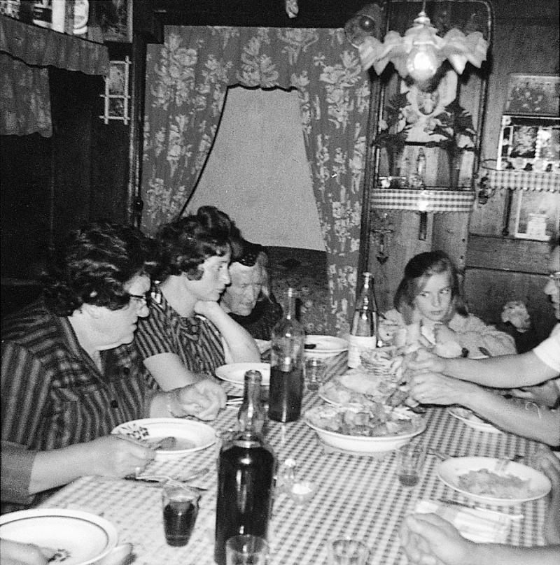 Famille attablée pour un repas, à Crozillac, 1965