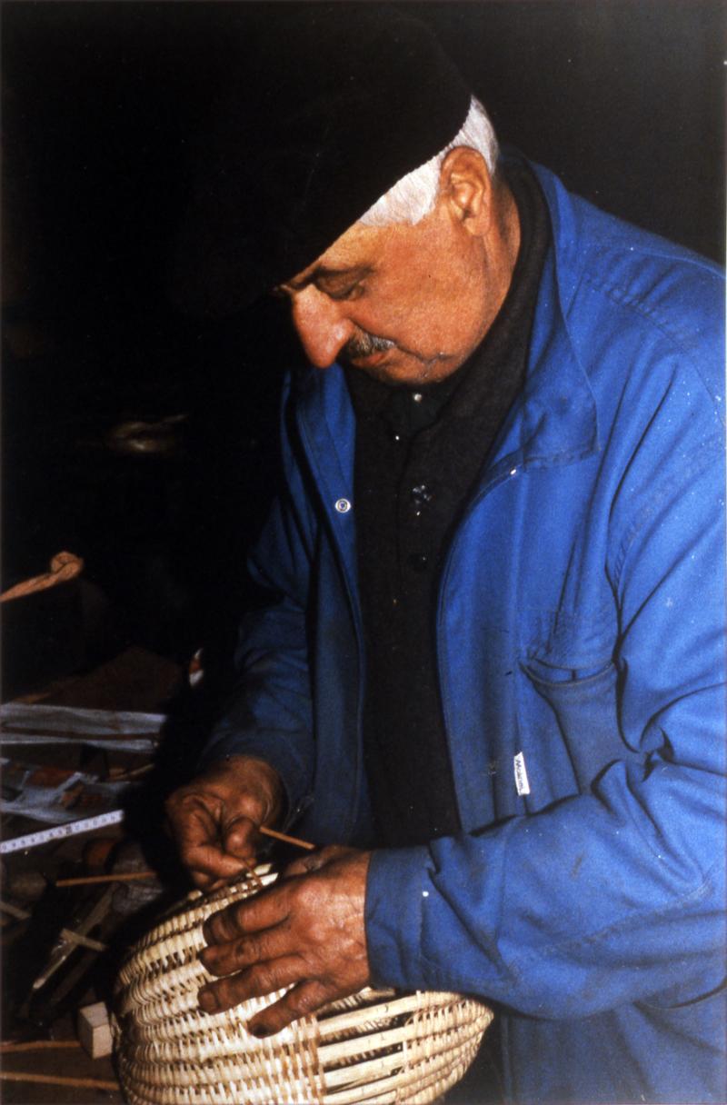 Homme réalisant une vannerie en osier (vim) pelé, 1999