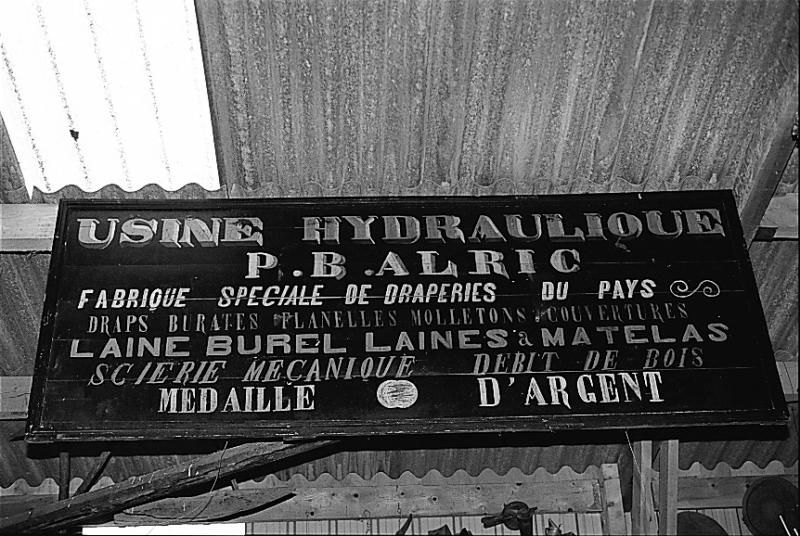 Enseigne usine hydraulique P. B. Alric de Laguiole,  conservée au Grenier de Capou, à La Crestilie