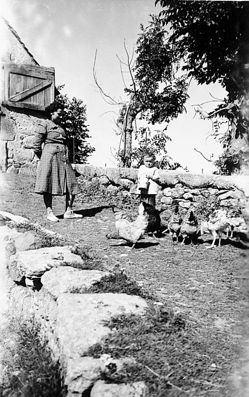 Femme et enfant donnant à manger à de la volaille (polalha), 1955