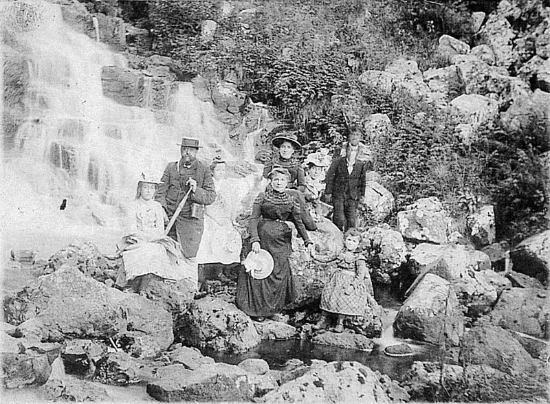 Famille Finet-Doly-Bélières devant une cascade, 1905