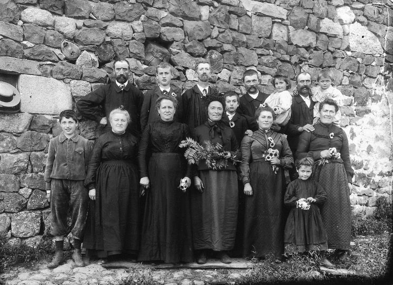 Famille Galandrin devant façade de grange, à La Gardelle, 1910