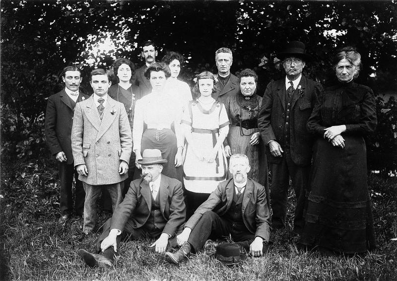 Famille Galandrin devant un bosquet, à La Mazuque, vers 1910