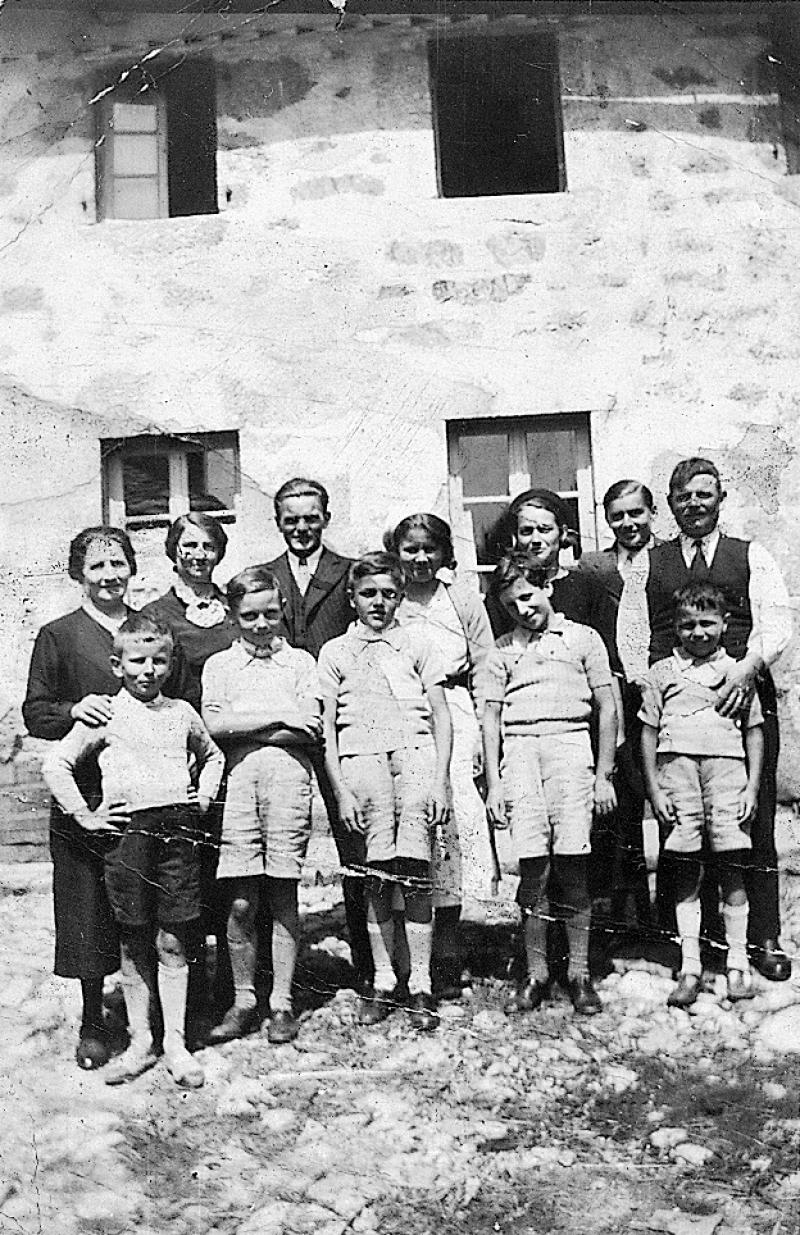 Famille Cresteil devant façade de maison (ostal), 1937