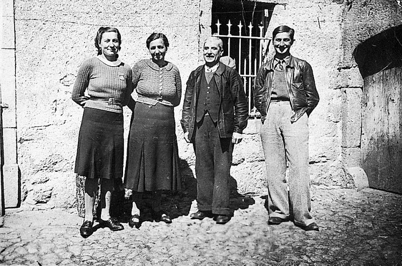 Famille Pastissier dans cour de ferme, 1942-1943