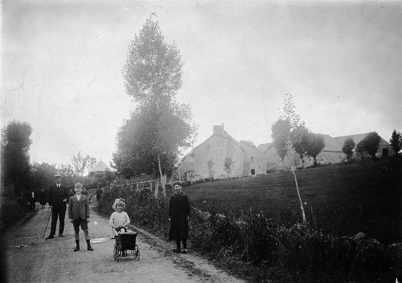 Personnes et fillette avec landau sur une route, à La Mazuque, vers 1925