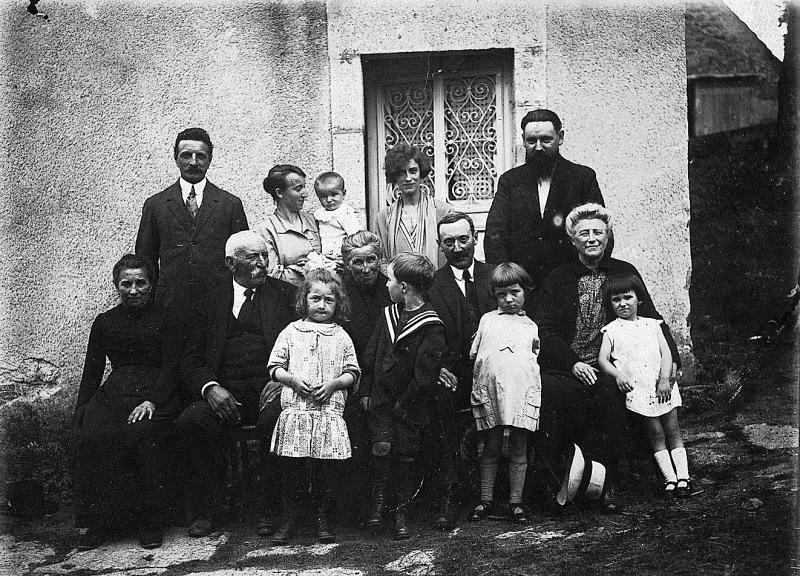 Famille Rieu devant porte d'entrée de maison (ostal), en Aubrac (secteur de Laguiole), 1927-1928
