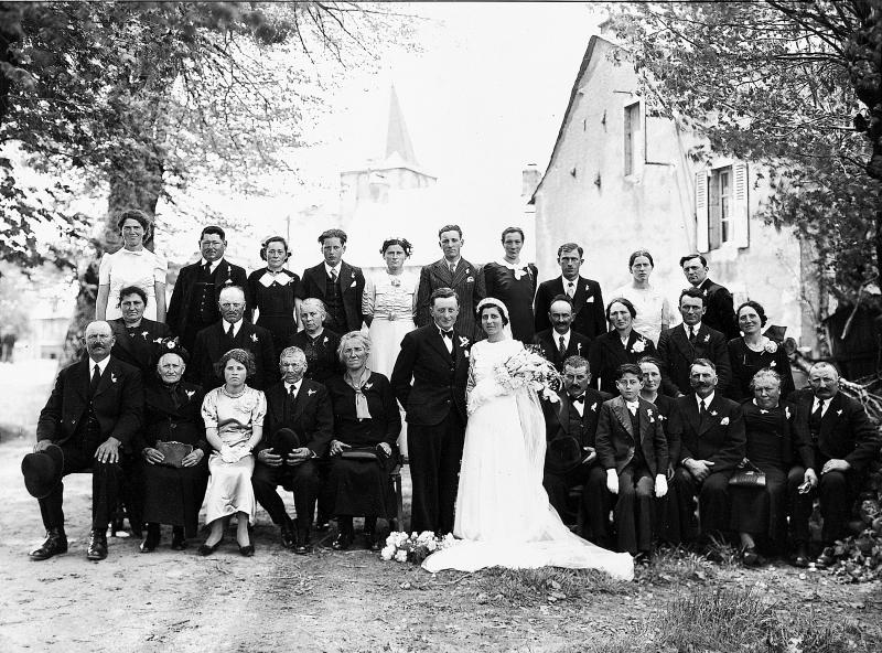 Mariage Roux sur la place de l'église (glèisa), 1939