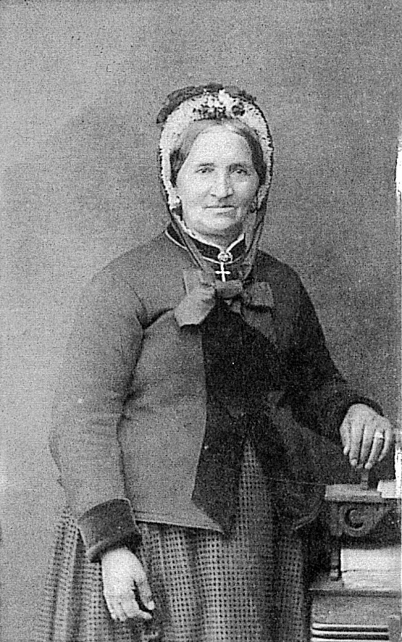 Femme avec coiffe (còfa), 1910