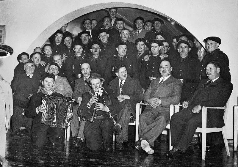  Elus (elegits), accordéoniste (acordeonista), joueur de cabrette (cabretaire) et pompiers réunis pour un banquet (banqueton) à l'hôtel Auguy, 1950-1951