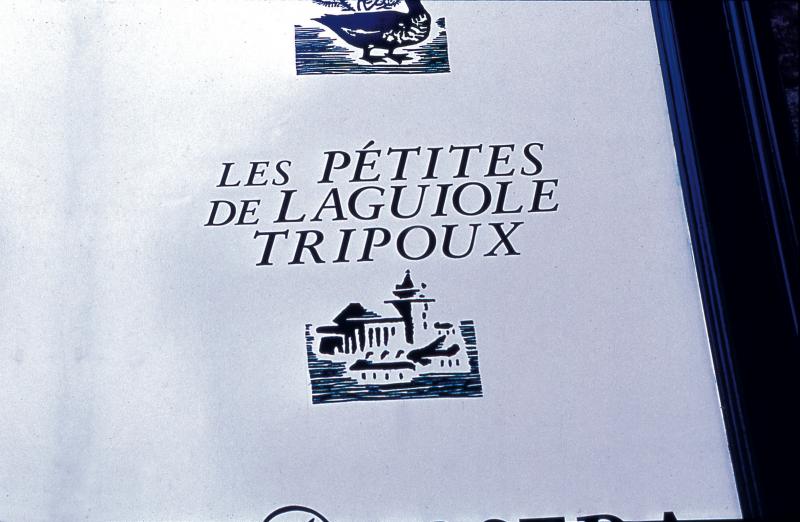  Enseigne en français et en occitan : Les pétites de Laguiole tripoux, février 2000