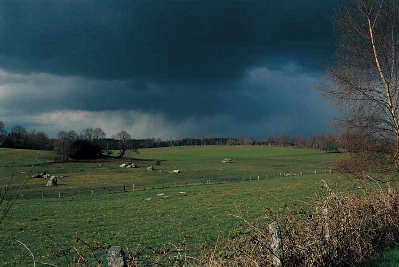 Prairie (prada, prat) clôturée et ciel orageux, en Aubrac (secteur de Laguiole), avril 2001