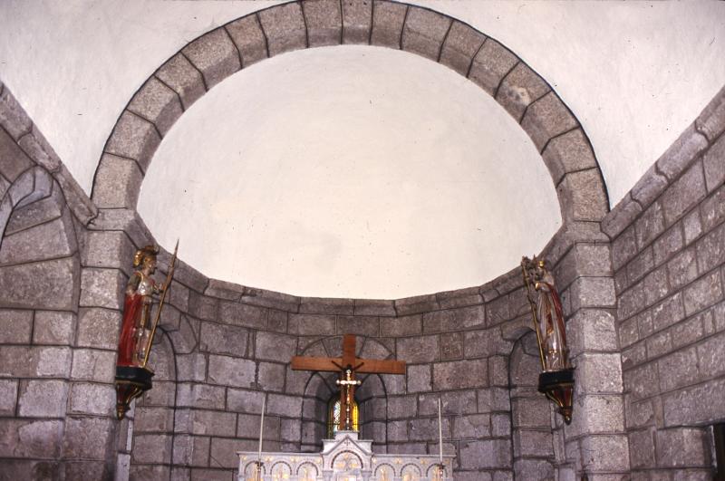  Arc et chœur romans dans l'église (glèisa) de Saint-Juéry d'Autun, septembre 2000