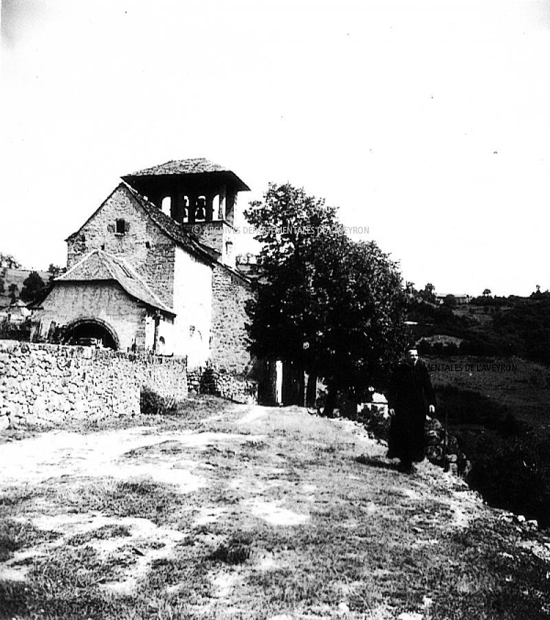 Curé (curat) devant chapelle (capèla) de Bez Bedène
