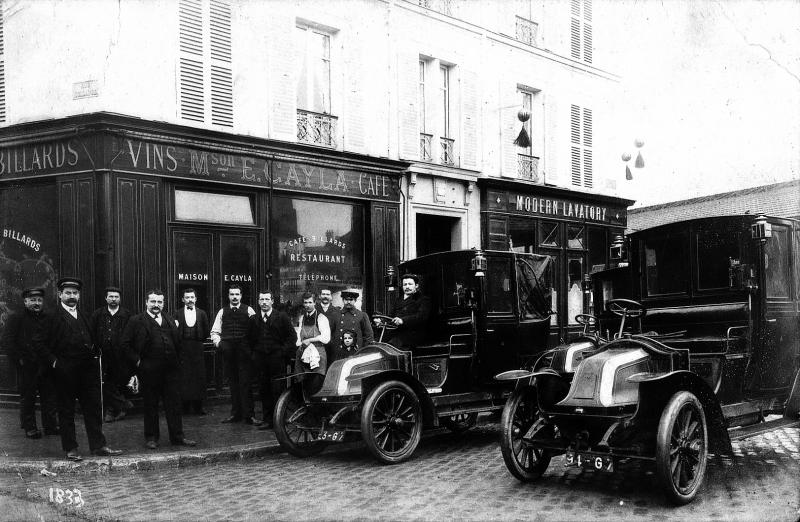 Chauffeur de taxi devant café, vins, billard, maison E. Cayla laverie Modern lavatory, à Paris (75) ou sa région