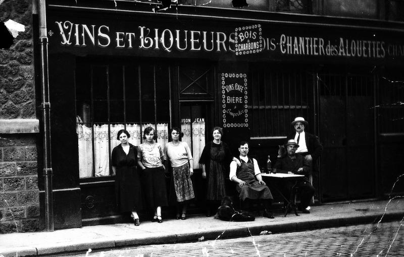 Maison Jean, vins et liqueurs, bois et charbons, chantier des Alouettes, rue Clisson, à Paris (75013), vers 1935